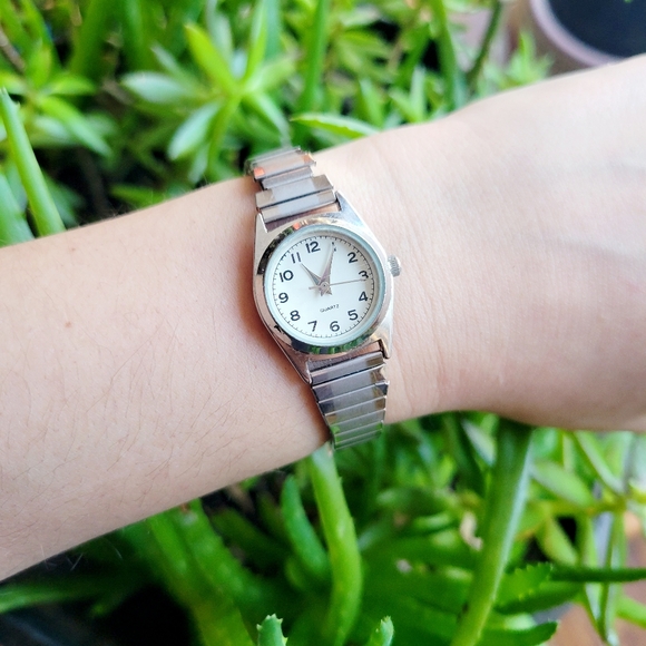 Vintage Classic Silver Quartz Stretch Watch - Picture 3 of 6